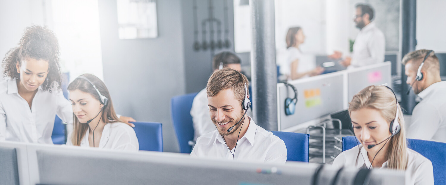 Mitarbeiter Call Center mit Headset/WSG Wilhelmshavener Service Gesellschaft